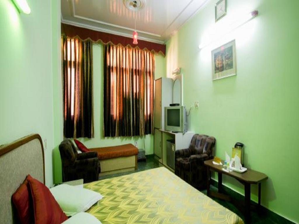 Hotel Woodland Deluxe Нью-Дели Экстерьер фото