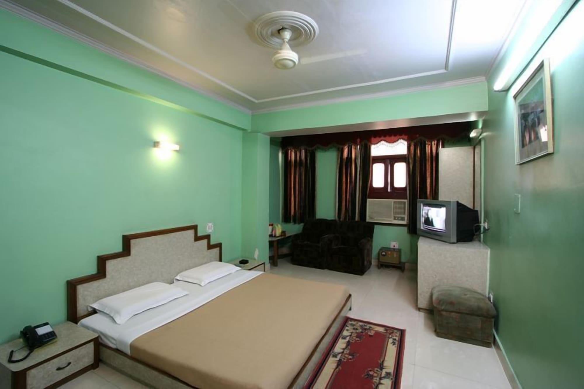Hotel Woodland Deluxe Нью-Дели Экстерьер фото