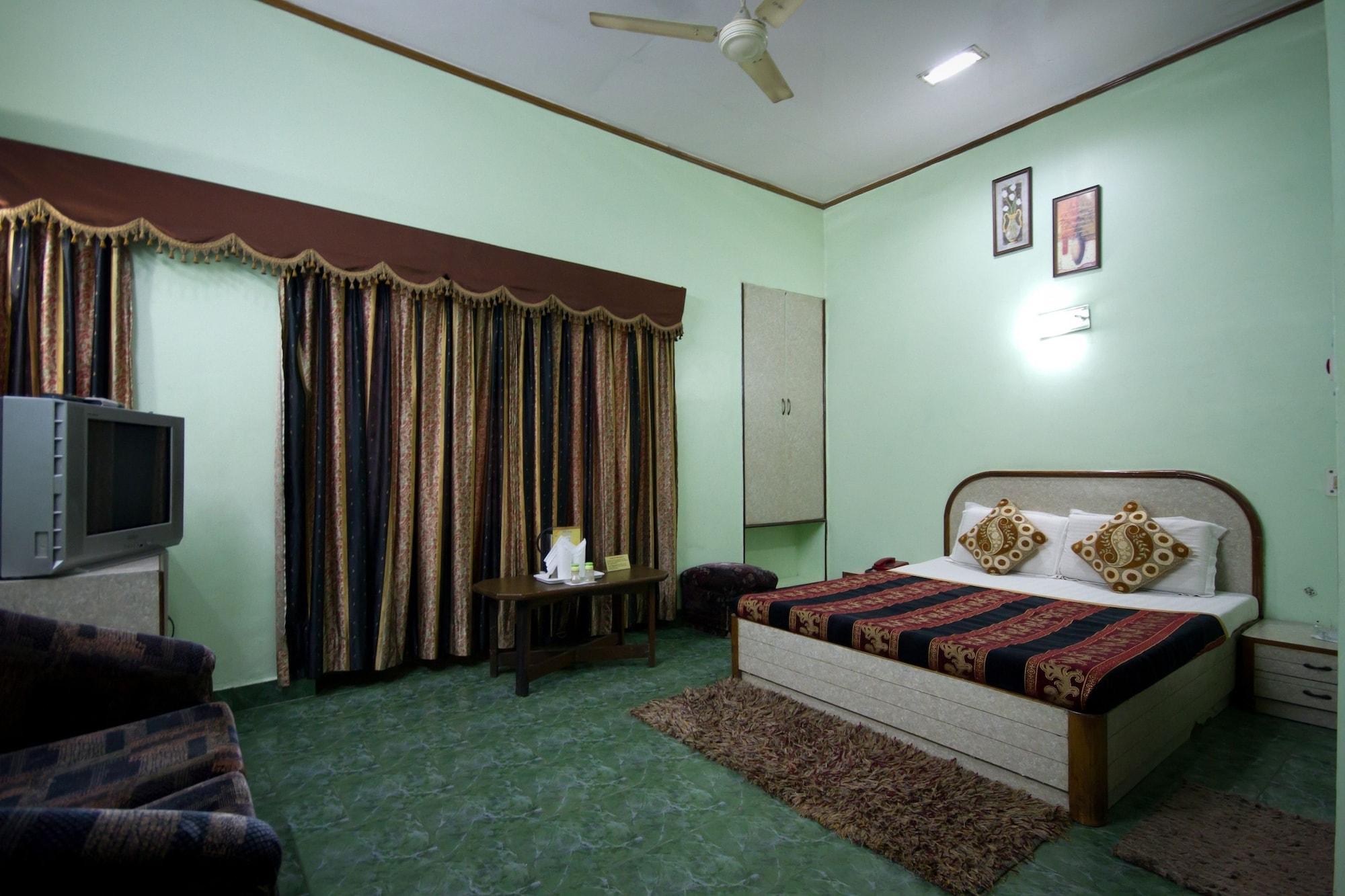 Hotel Woodland Deluxe Нью-Дели Экстерьер фото