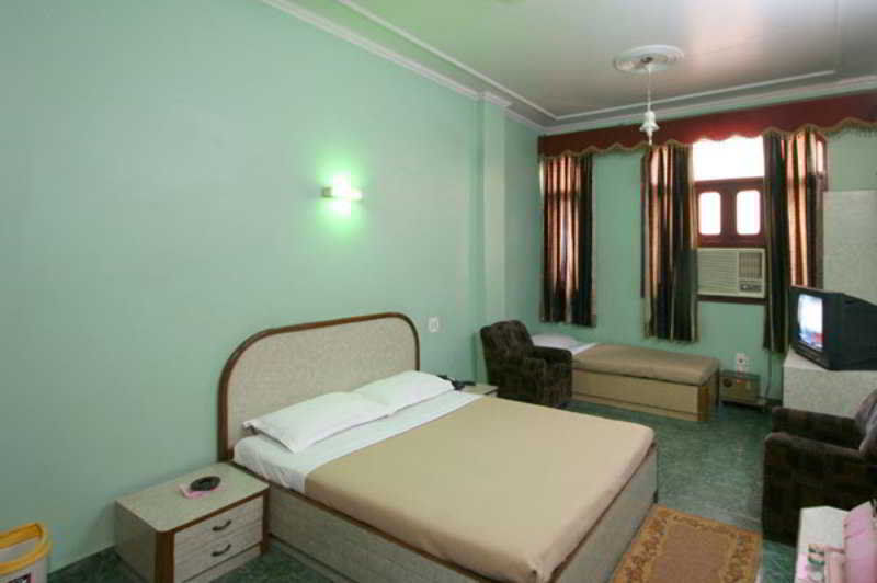 Hotel Woodland Deluxe Нью-Дели Экстерьер фото