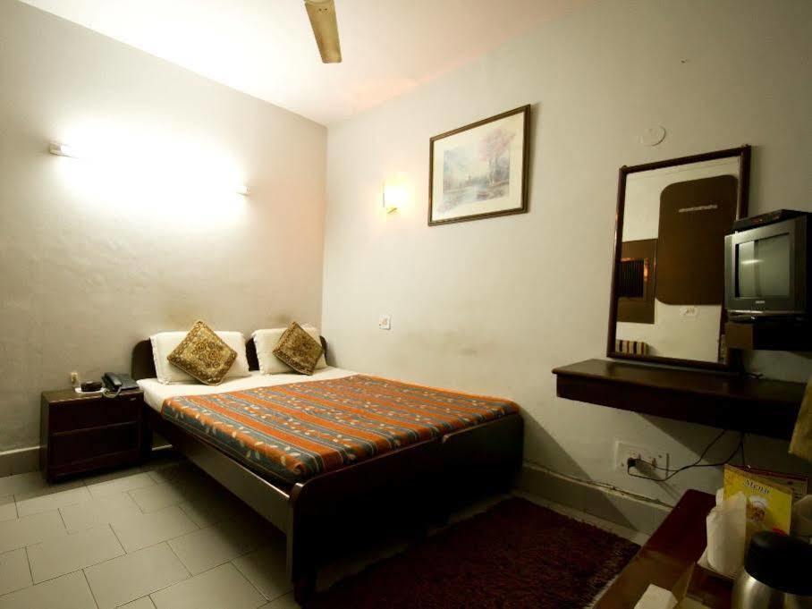 Hotel Woodland Deluxe Нью-Дели Экстерьер фото