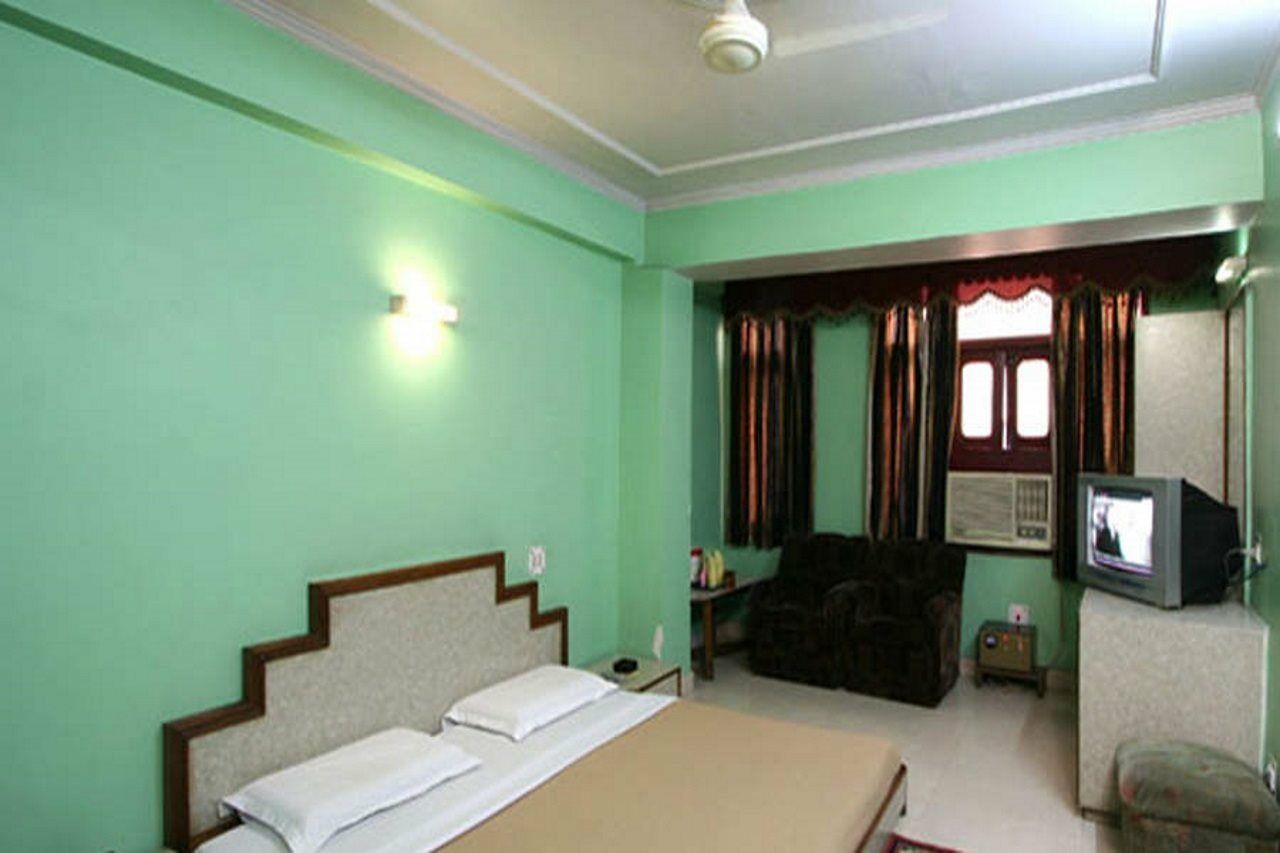 Hotel Woodland Deluxe Нью-Дели Экстерьер фото